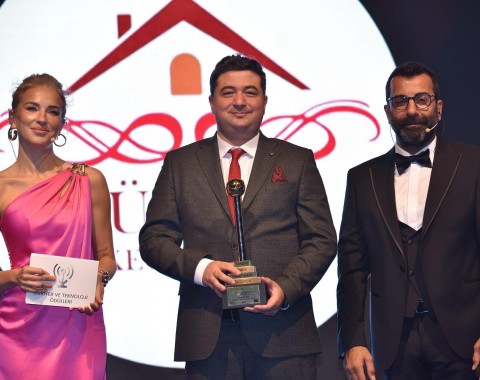 CEO Serkan Ülkü'ye Uluslararası İnovatif Bakım Merkezi Ödülü Takdim Edildi.