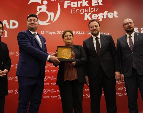 Le PDG Serkan Ülkü a reçu une plaque de remerciement de la part du ministre de la Famille et des Services sociaux, Derya Yanık.
